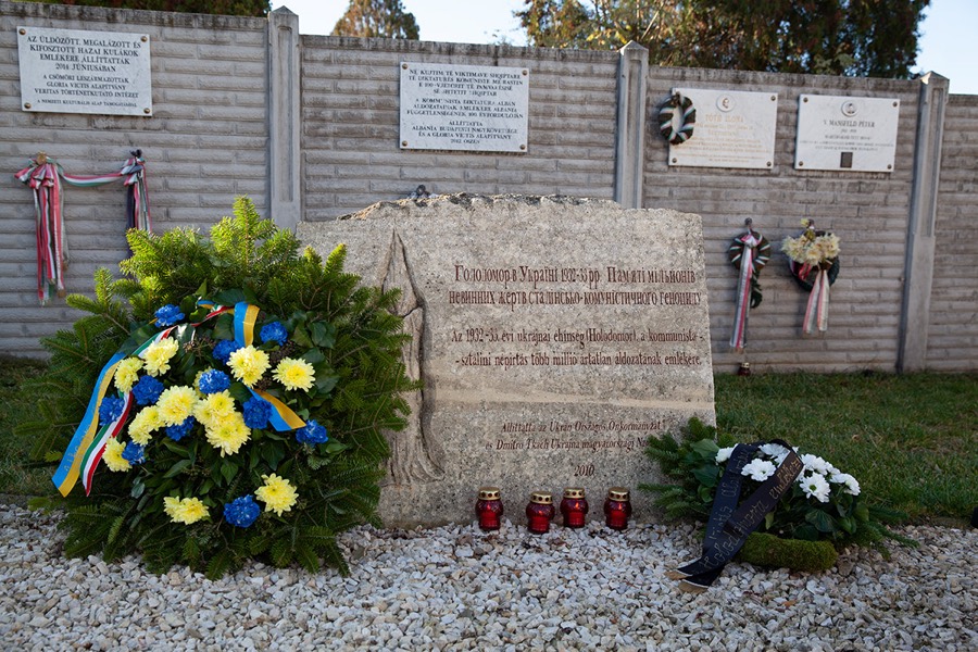 Знак жертвам Голодомору — Gloria Victis, Чьомьор